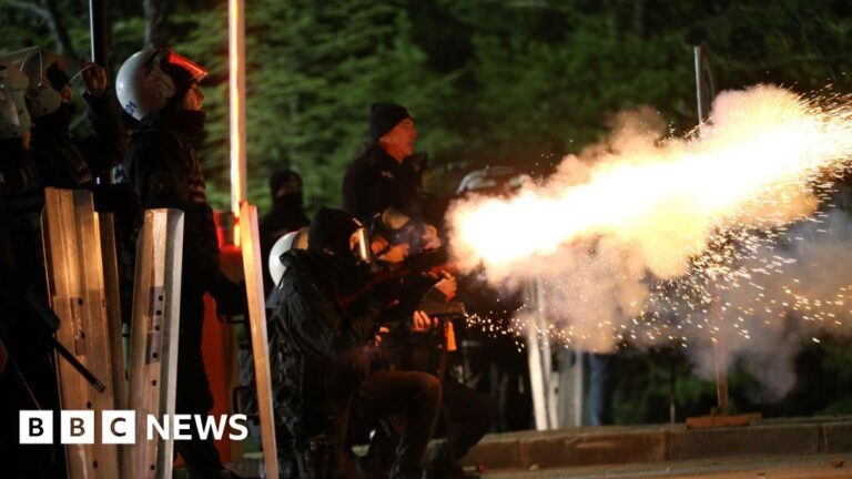 Second night of protest breaks out in Istanbul despite ban